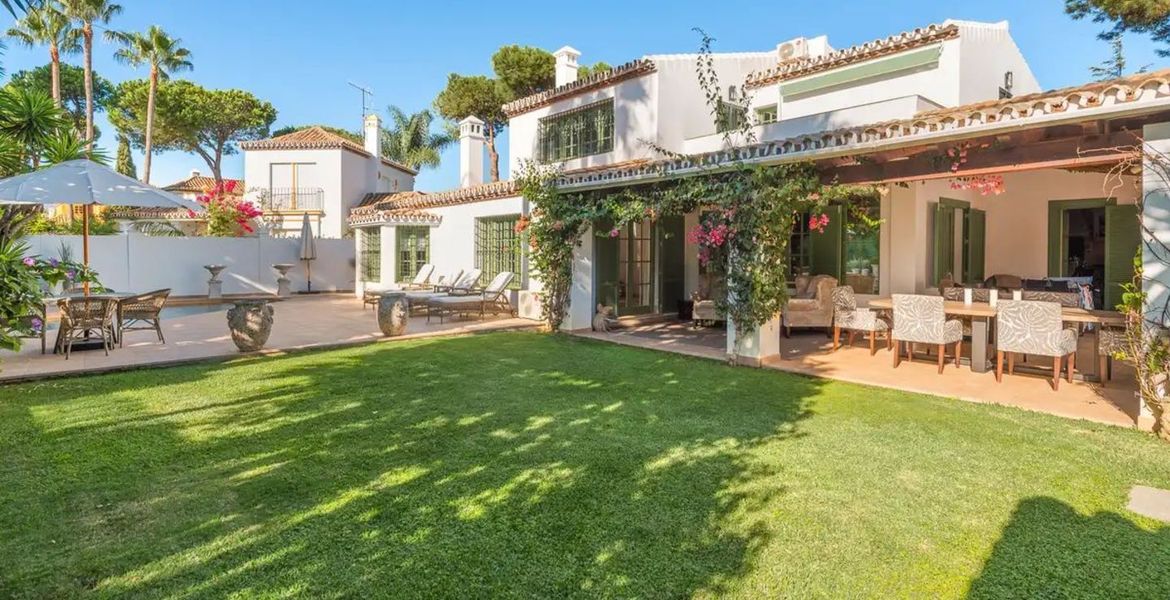 Villa for sale in Estepona