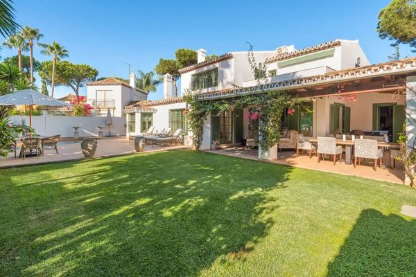 Villa en venta en Estepona