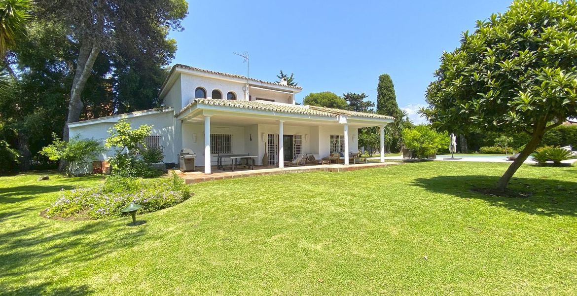 Villa en venta en Estepona