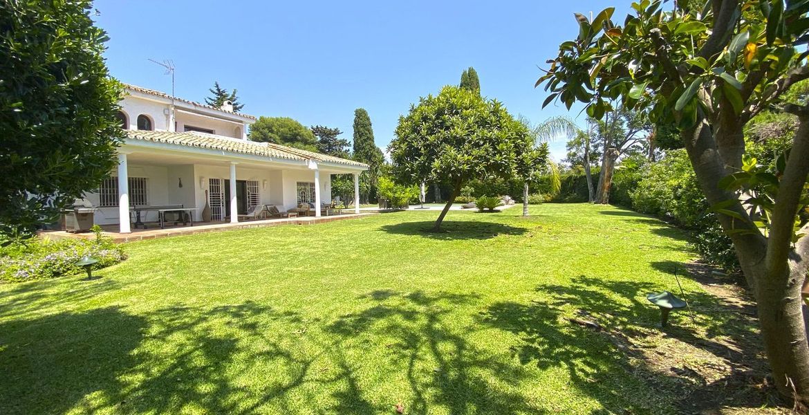 Villa for sale in Estepona