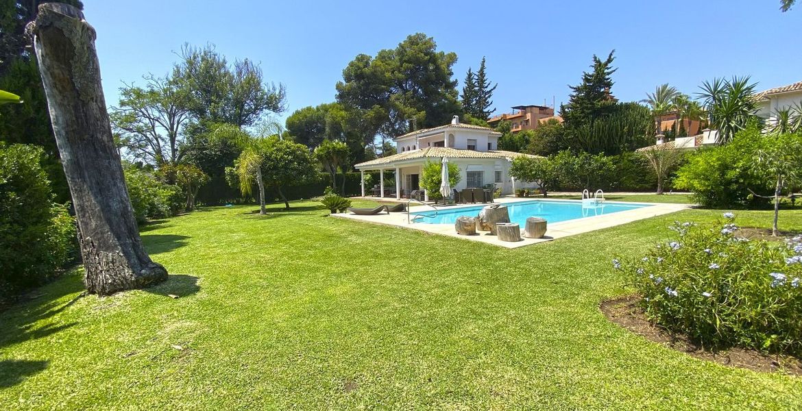 Villa for sale in Estepona