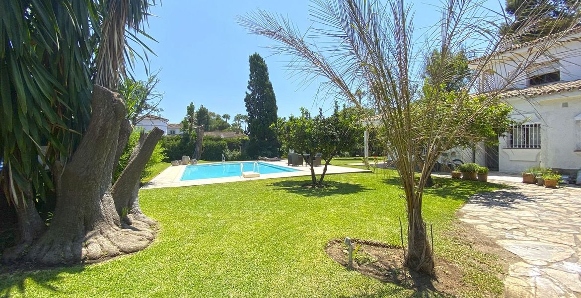 Villa for sale in Estepona