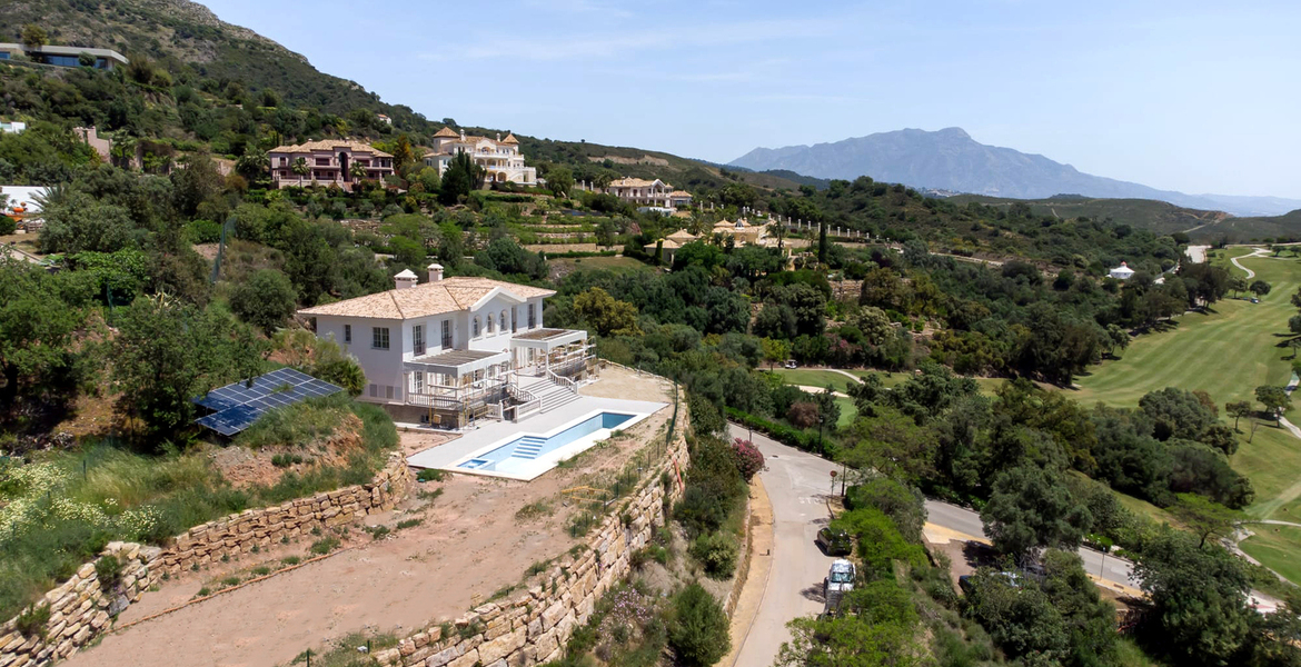 VILLA IN AN EXCLUSIVE LOCATION CLOSE TO GOLF COURSE 