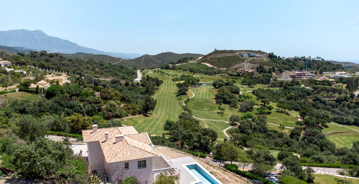 VILLA IN AN EXCLUSIVE LOCATION CLOSE TO GOLF COURSE 