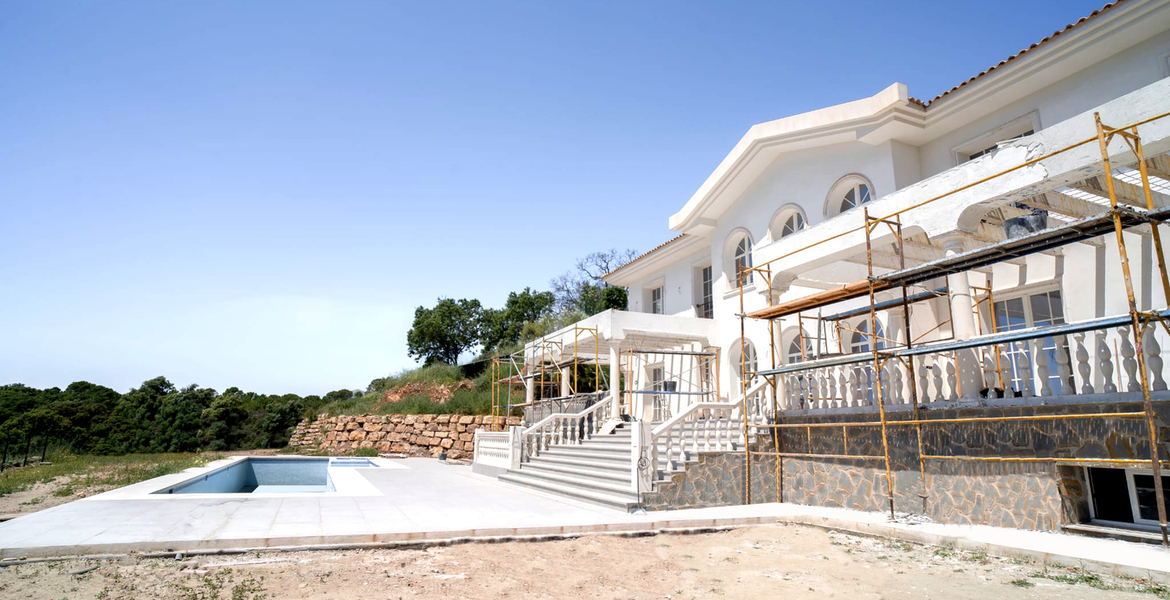 VILLA IN AN EXCLUSIVE LOCATION CLOSE TO GOLF COURSE 