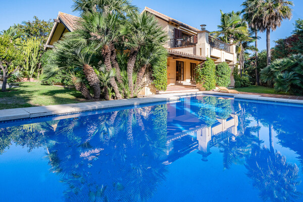 MEDITERRANEAN VILLA FOR SALE WITH A LOT OF CHARM, A FEW STEP