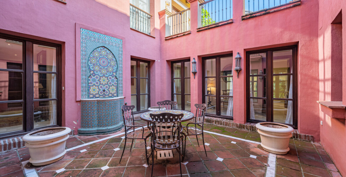 MEDITERRANEAN VILLA FOR SALE WITH A LOT OF CHARM, A FEW STEP