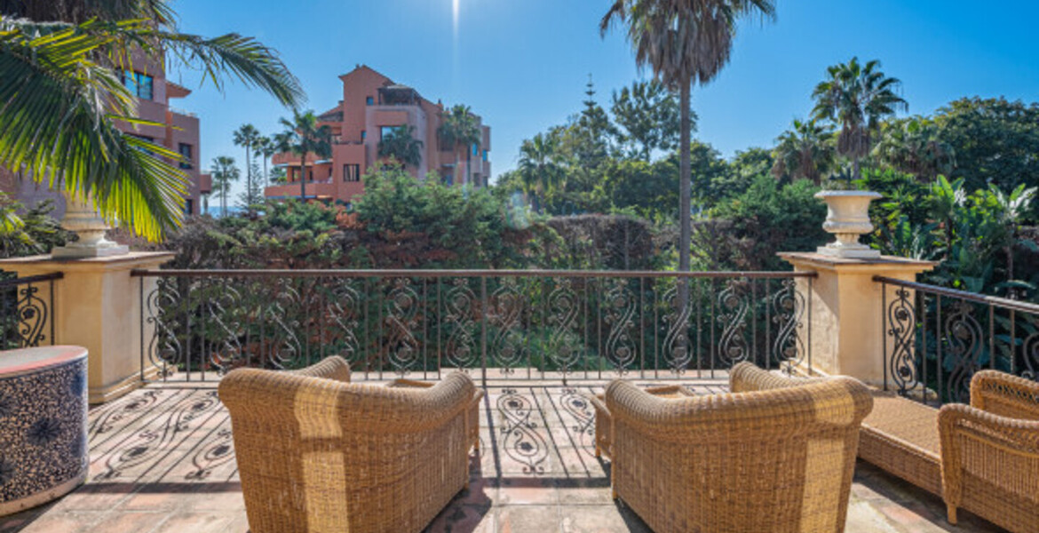 MEDITERRANEAN VILLA FOR SALE WITH A LOT OF CHARM, A FEW STEP