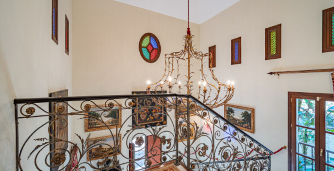 MEDITERRANEAN VILLA FOR SALE WITH A LOT OF CHARM, A FEW STEP