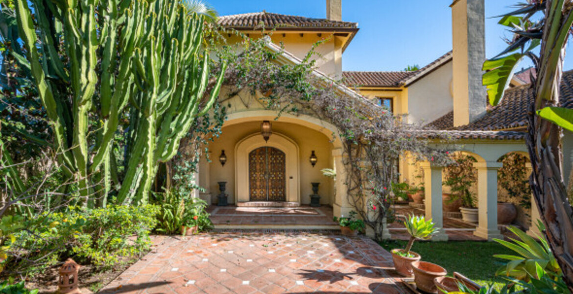 MEDITERRANEAN VILLA FOR SALE WITH A LOT OF CHARM, A FEW STEP