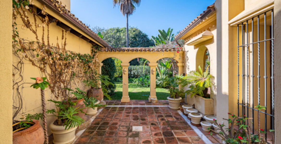 MEDITERRANEAN VILLA FOR SALE WITH A LOT OF CHARM, A FEW STEP