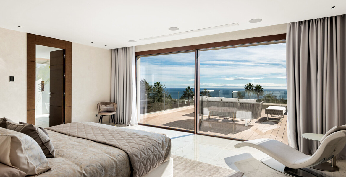 New luxurious modern mansion with sea views in the heart of 