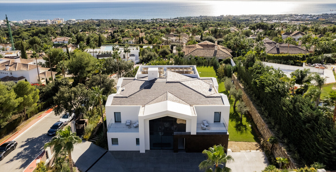 New luxurious modern mansion with sea views in the heart of 