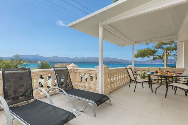 Gran apartamento con terraza y vistas al mar.