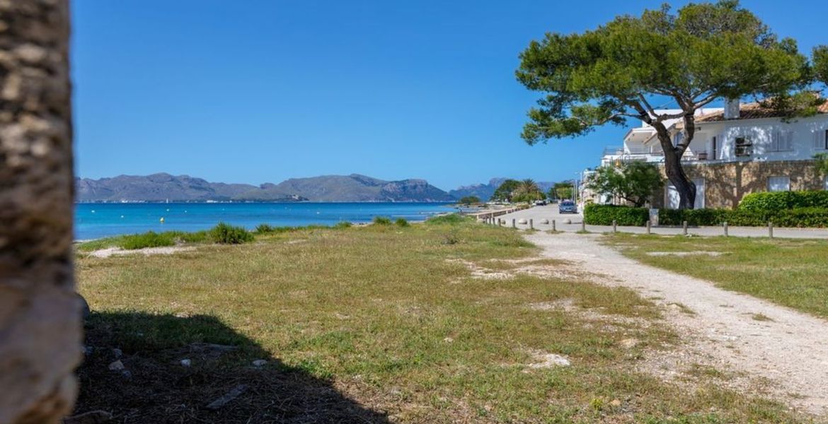 Gran apartamento con terraza y vistas al mar.