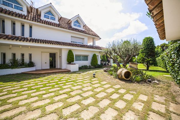 Fantástica casa de tres pisos para alquiler a largo plazo en