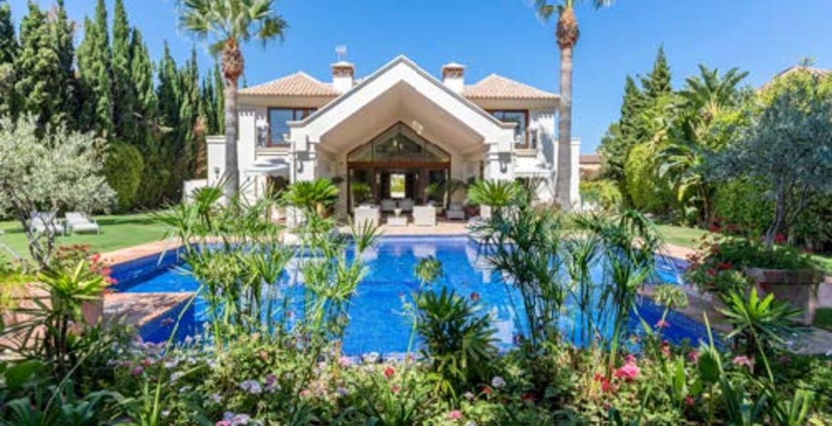 Stunning 5 bedroom villa situated in Aloha 