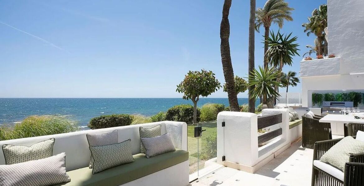 Frontline beach apartment in Puente Romano