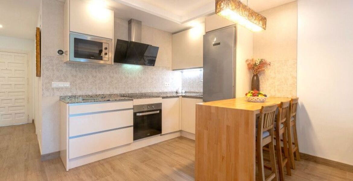 Apartamento renovado en Puente Romano con terraza privada