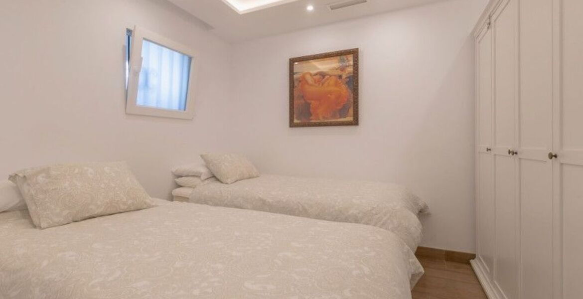 Apartamento renovado en Puente Romano con terraza privada